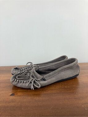 Minnetonka Kilty Suede Driving Shoe Grey Fringe Bow Moccasin 401T Women’s 9.